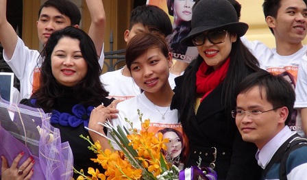 Thu Phương bật khóc khi được fan chào đón ở sân bay